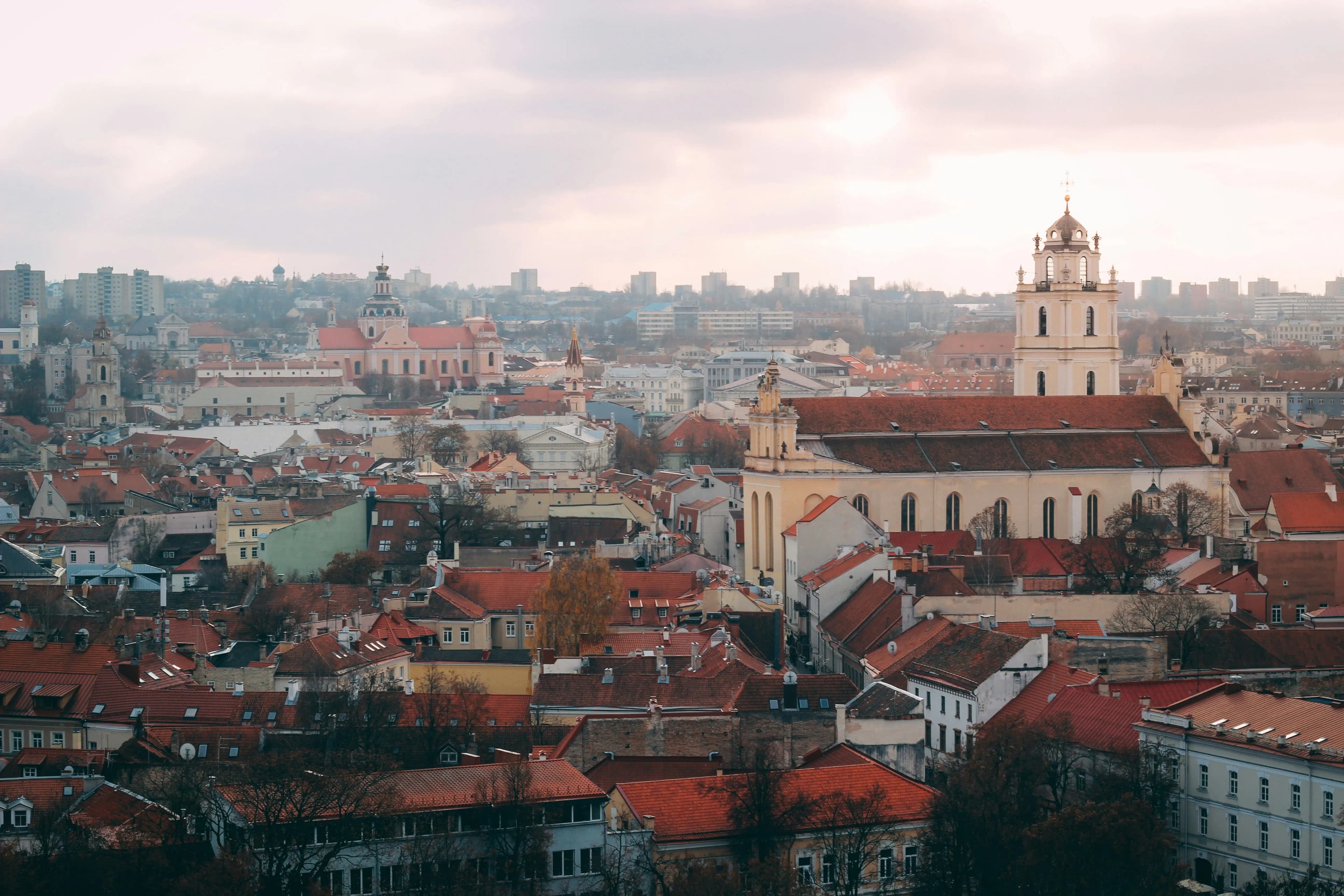 Mažmeninei prekybai paruošti didmeniniai padėklai laukia patikrinimo